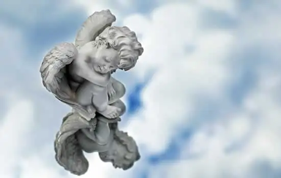 Statua di una figura sacra