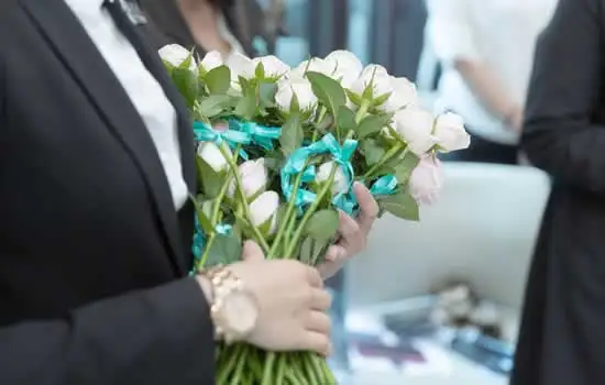 Mazzo di rose per lapide